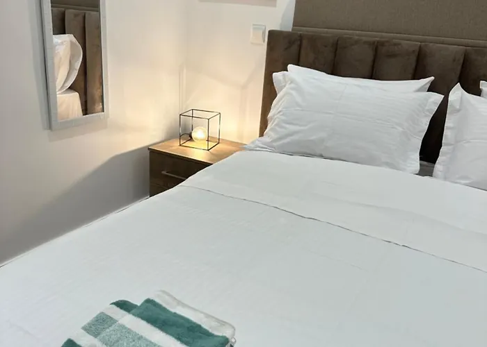 Joanna & Arya Engomi Apts アパート *